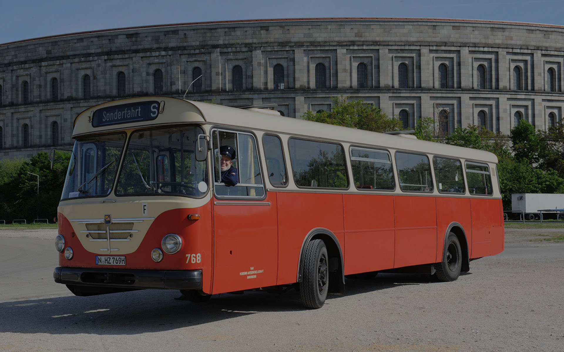 Oldtimerbus vor Dokumentationszentrum