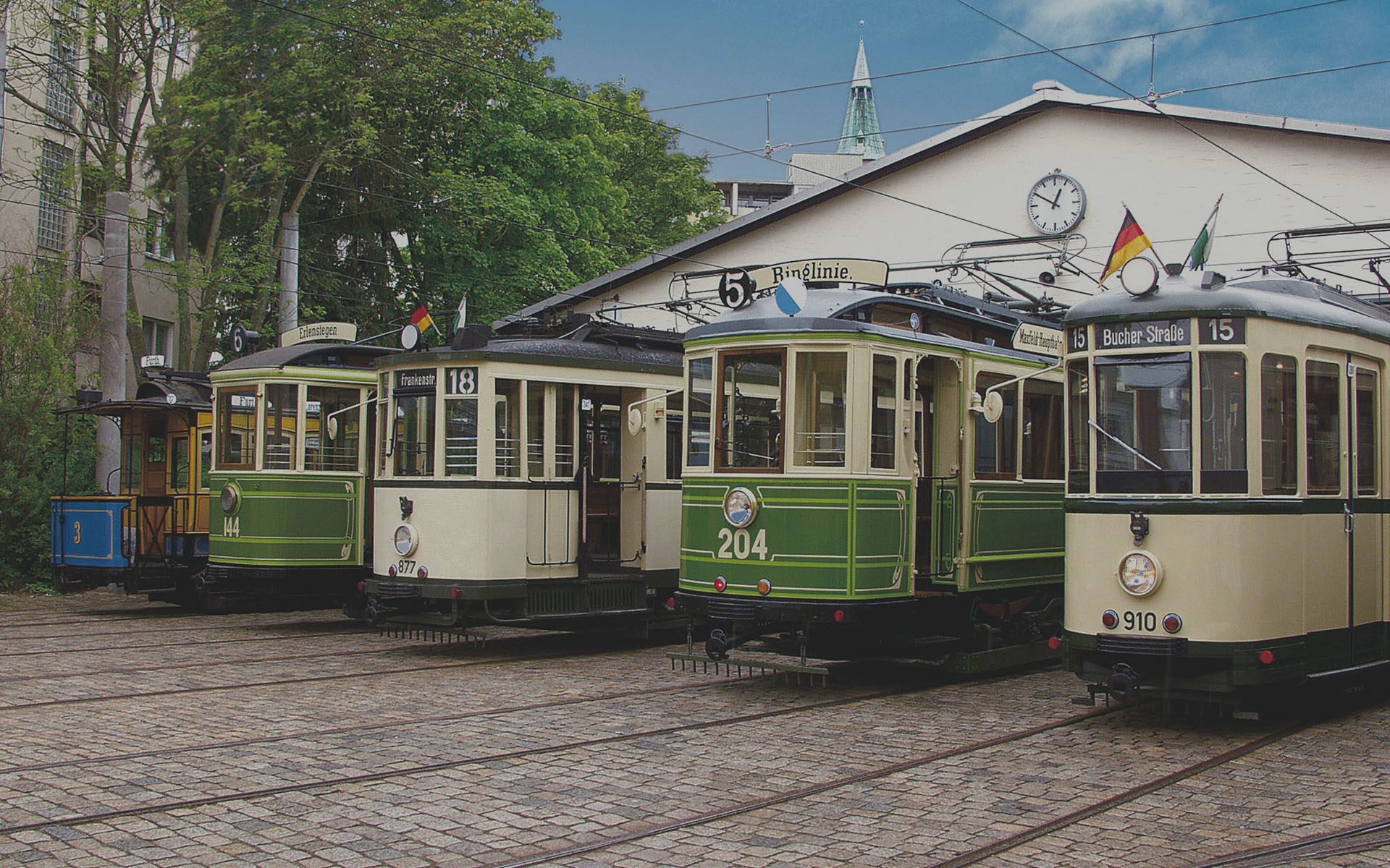 Fahrzeuge vor dem Depot